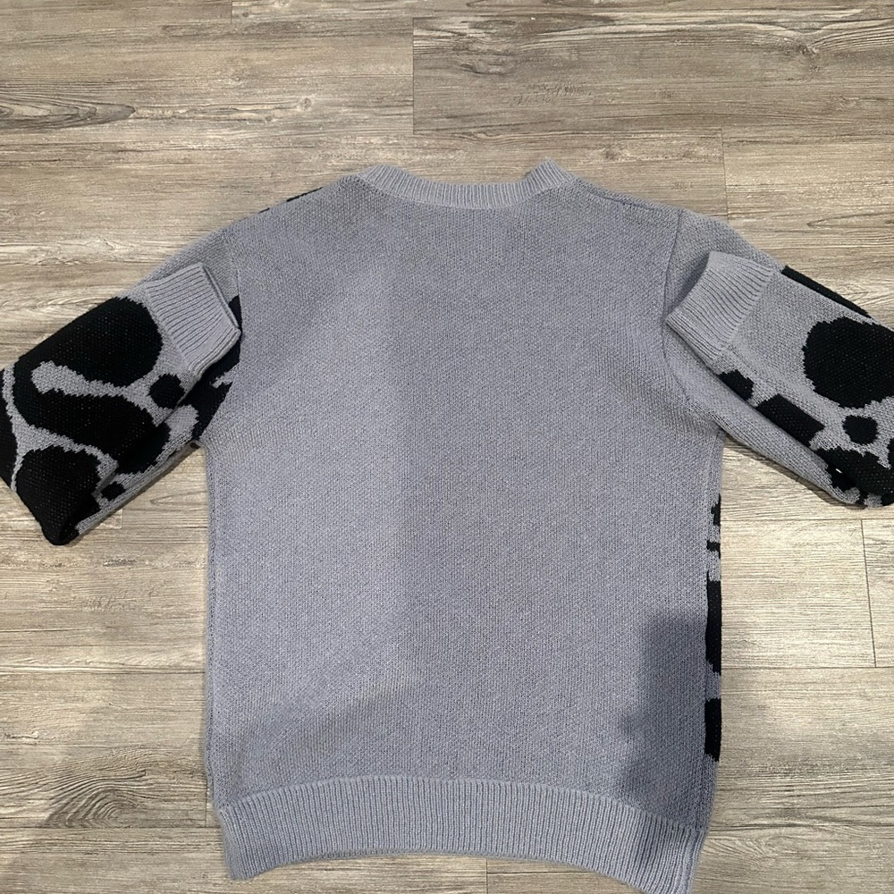 Abstract Patterned Gray Sweater - image 2
